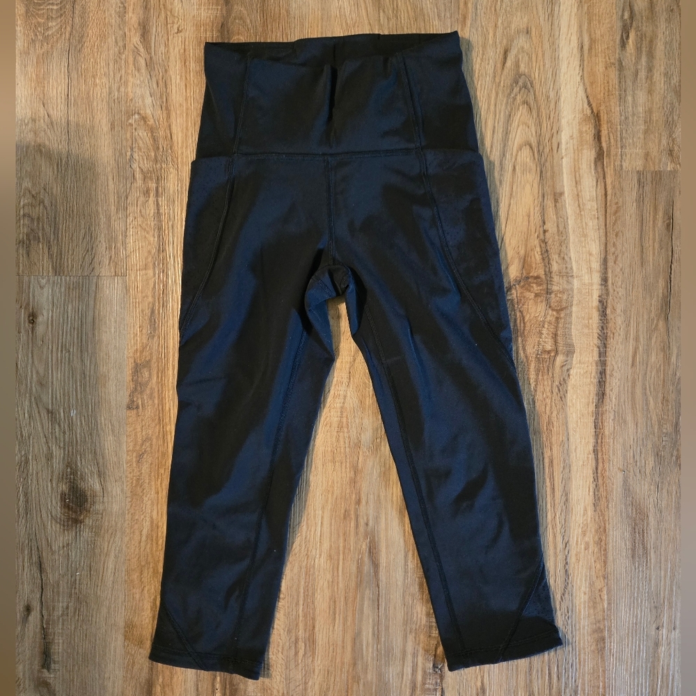 Lululemon Active Capri Leggings w/side panel cut outs.